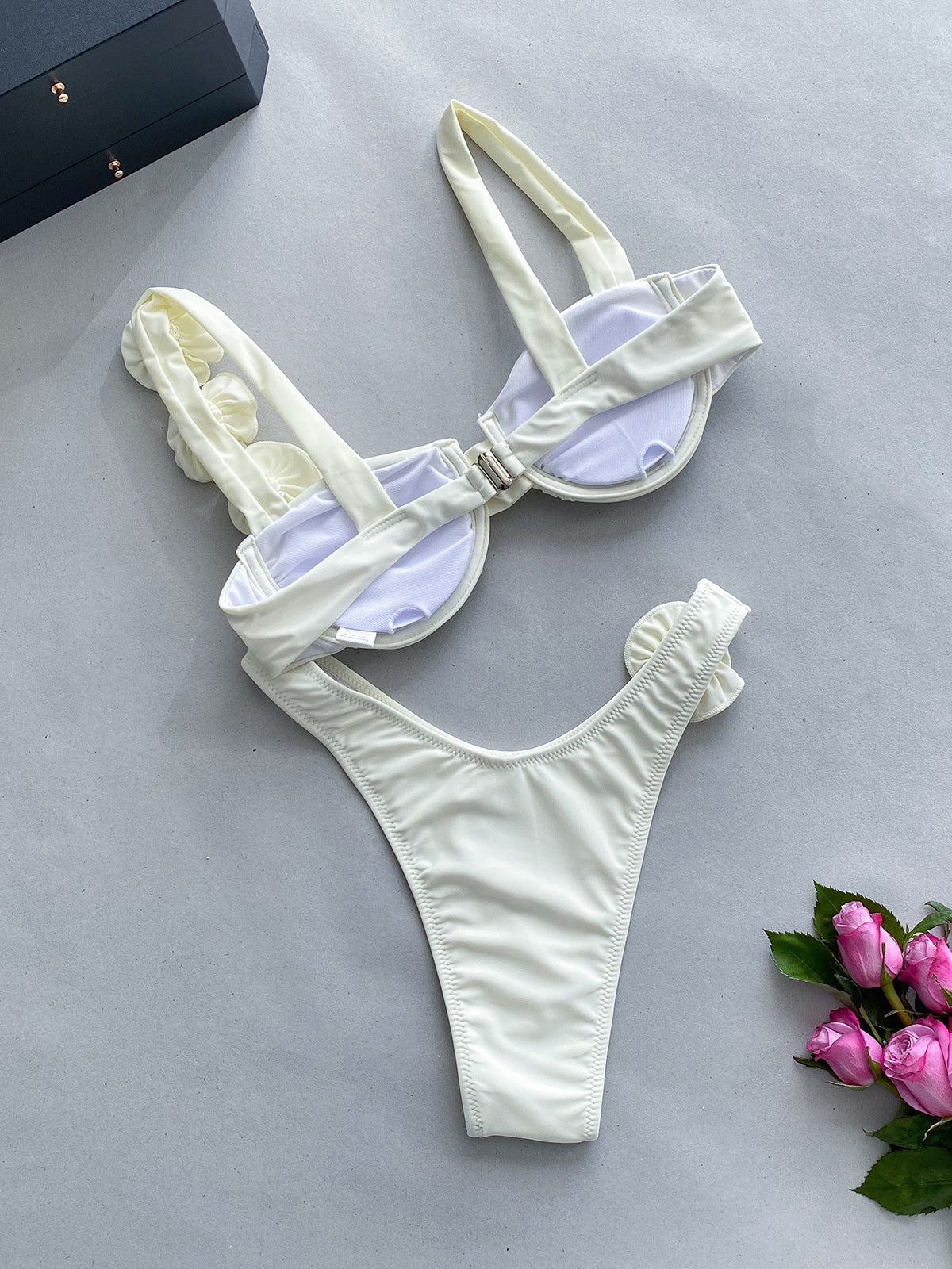 Conjunto de bikini de corte alto con elegancia floral en 3D