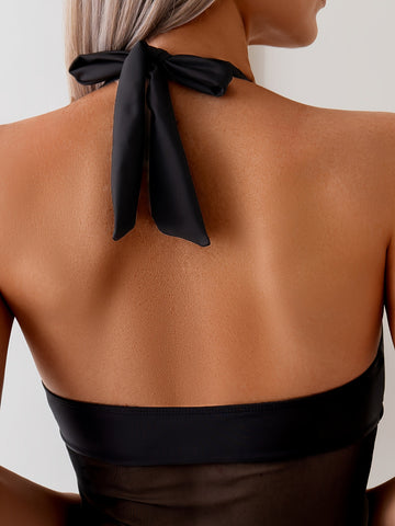 Schwarzer Monokini mit tiefem Ausschnitt und hohem Beinausschnitt und String-Träger