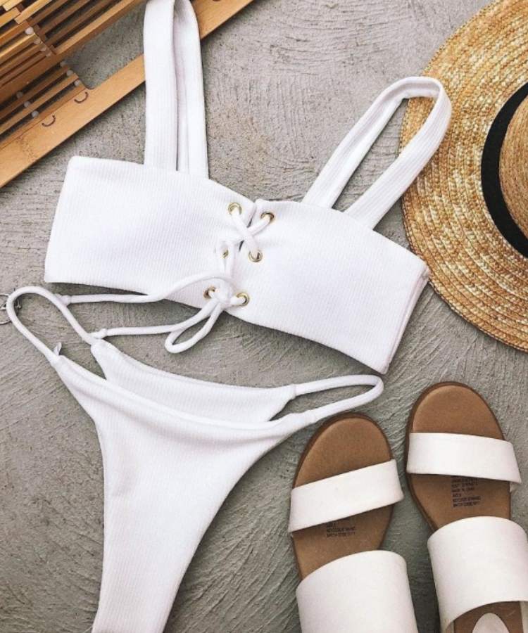 Braguita de bikini con botones en la parte delantera y canalé blanco