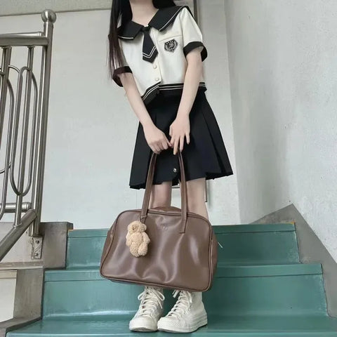 Uniforme de colegiala japonesa: top y falda