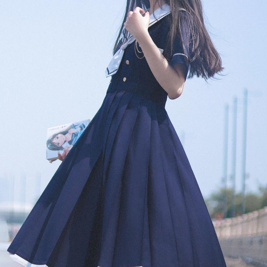 Japanisches Kleid mit Matrosenkragen