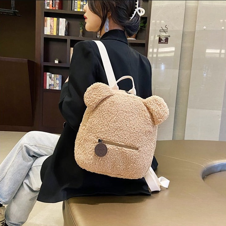 Mochila con forma de oso esponjoso