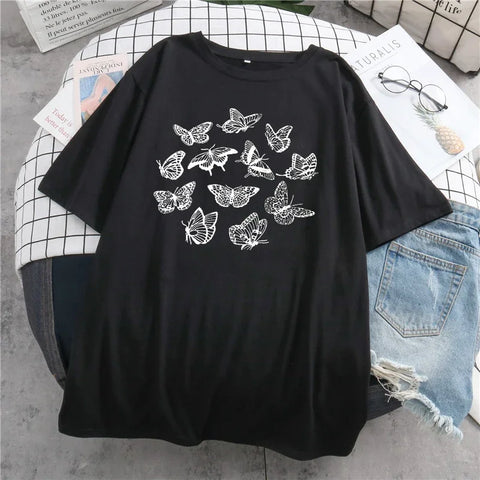 Camiseta con estampado de mariposa gótica