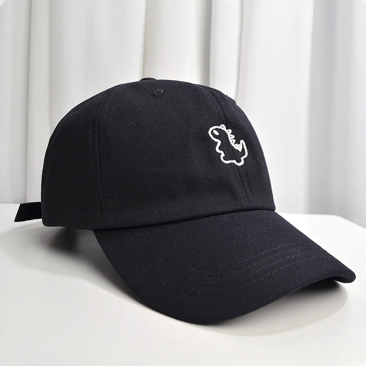 Bonita gorra de béisbol con forma de dinosaurio