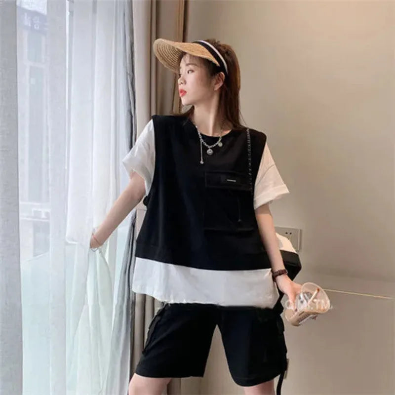 Koreanisches Urban-Sommer-Outfit – T-Shirt und Shorts