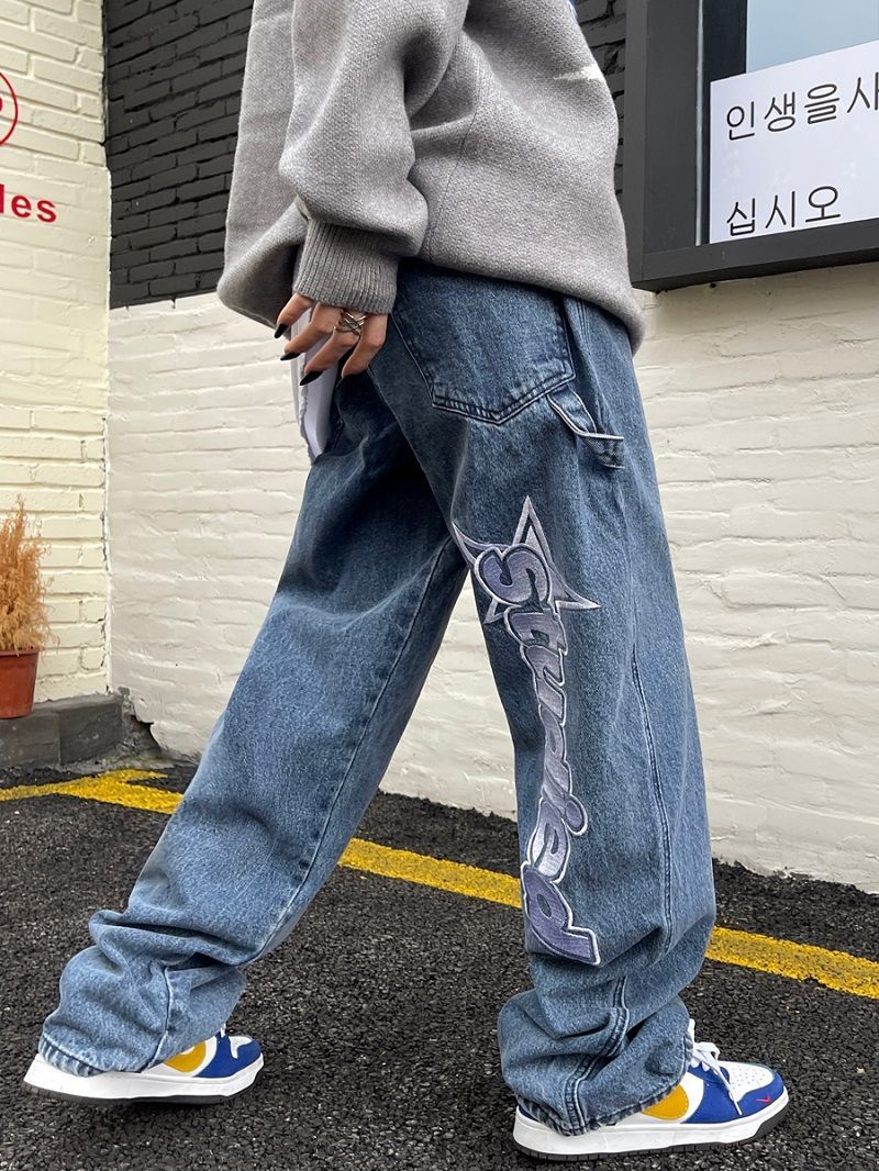 Weite Jeans im Y2k-Stil