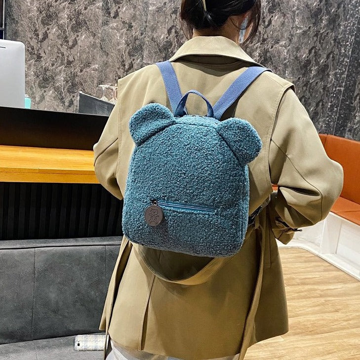 Mochila con forma de oso esponjoso