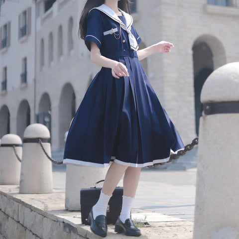 Japanisches Kleid mit Matrosenkragen