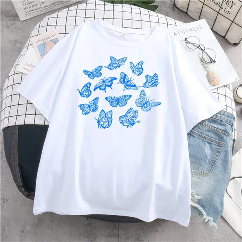 Camiseta con estampado de mariposa gótica