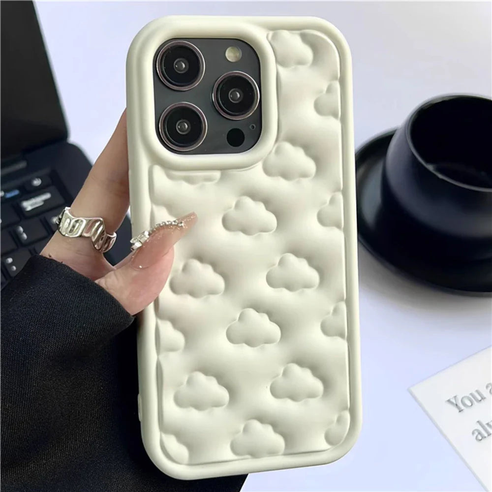 Bonita funda para iPhone con nubes en 3D