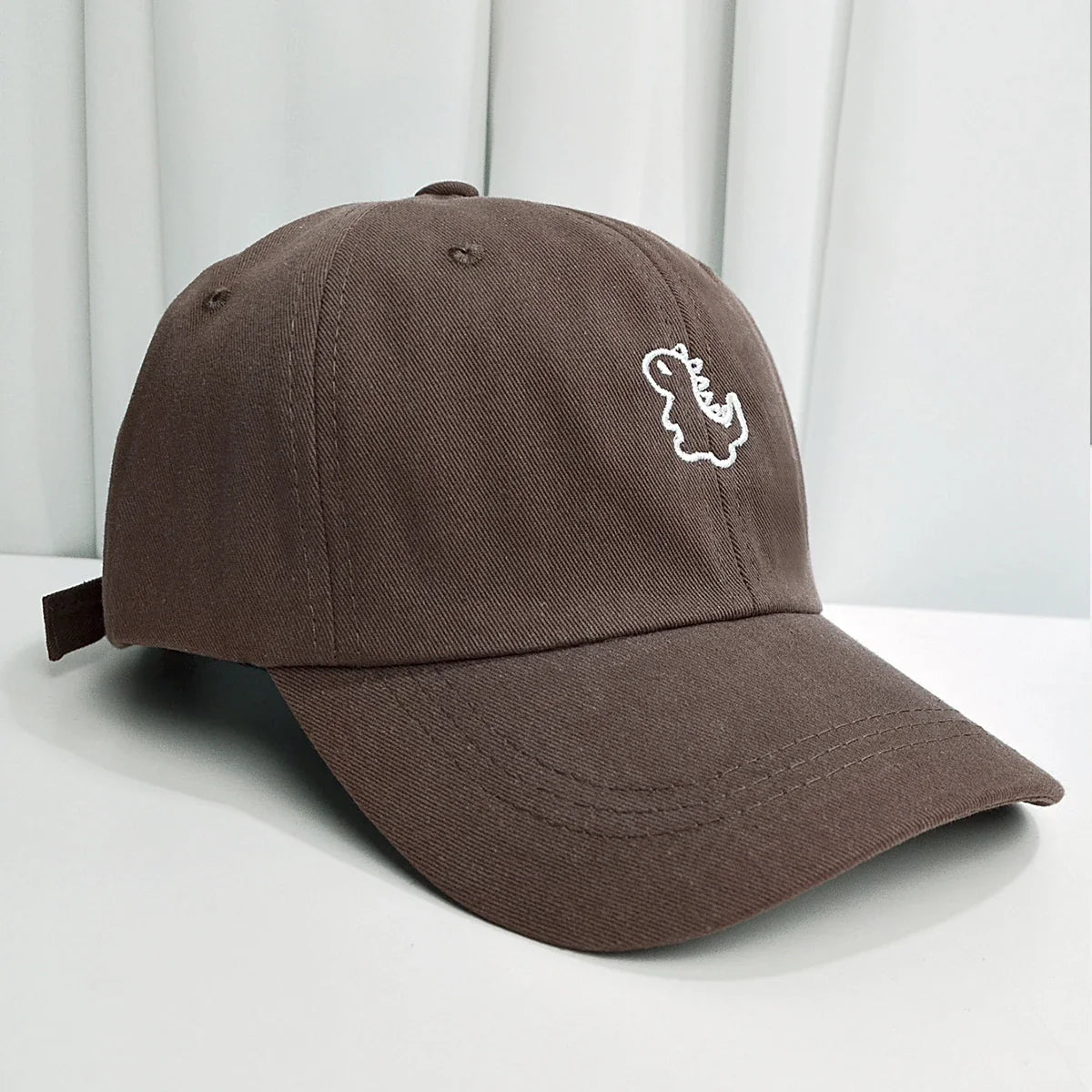 Bonita gorra de béisbol con forma de dinosaurio