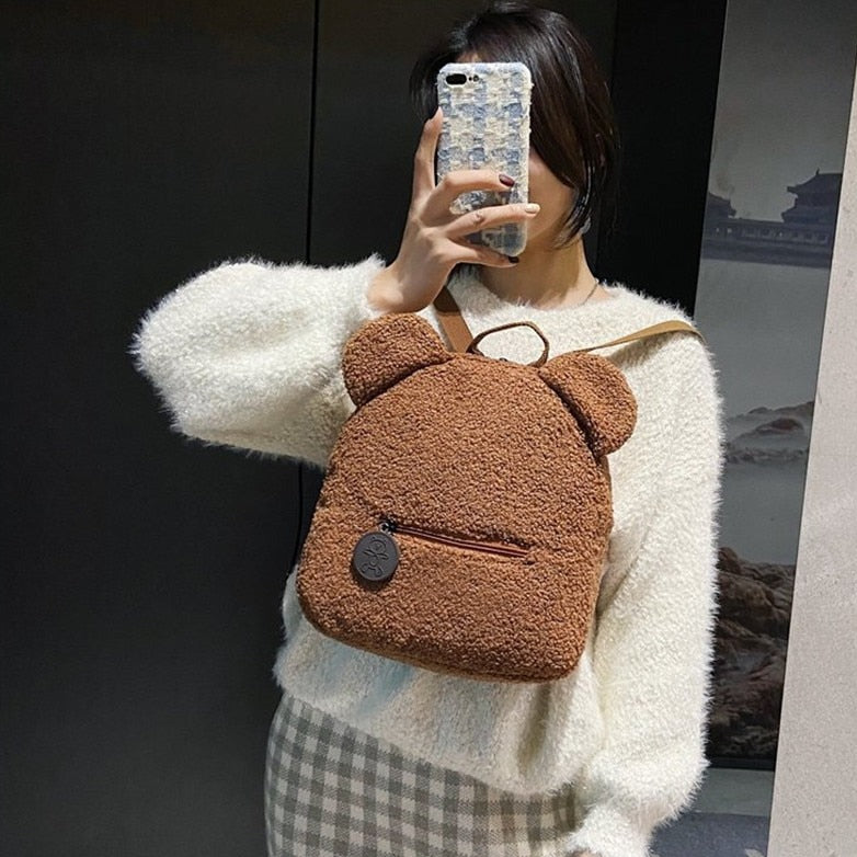 Mochila con forma de oso esponjoso