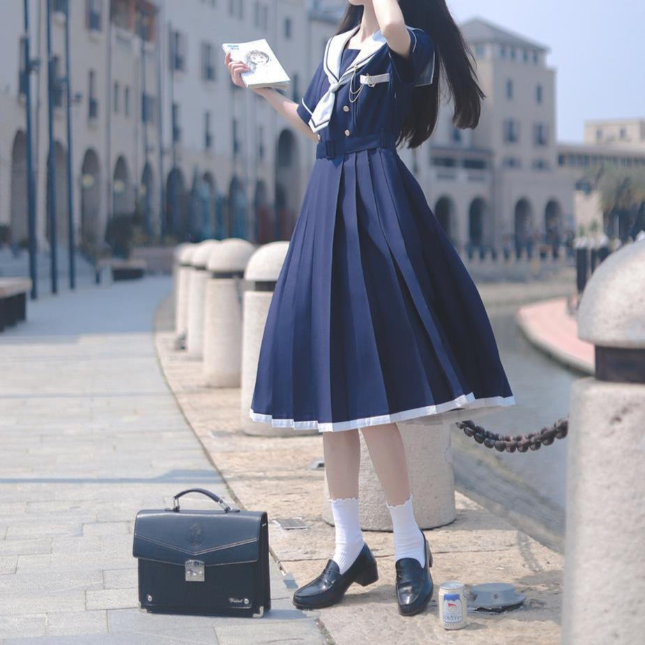 Vestido con cuello marinero japonés