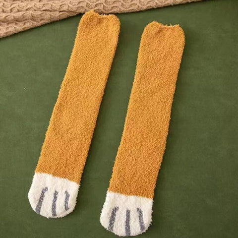 Warme Socken mit Katzenpfoten