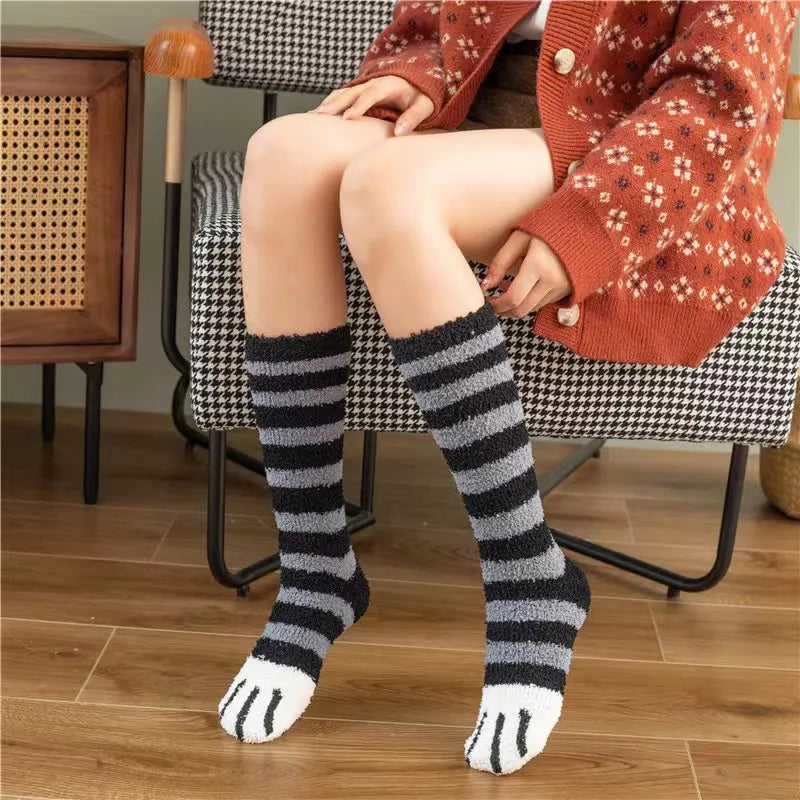 Warme Socken mit Katzenpfoten