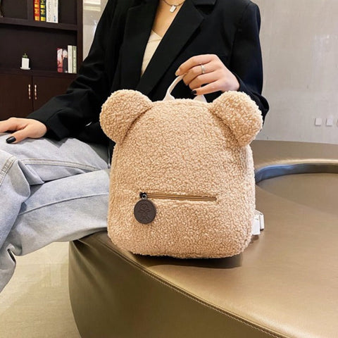 Mochila con forma de oso esponjoso