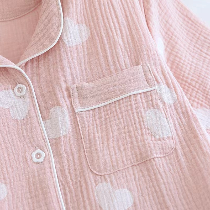 Pijama kawaii con corazones pastel