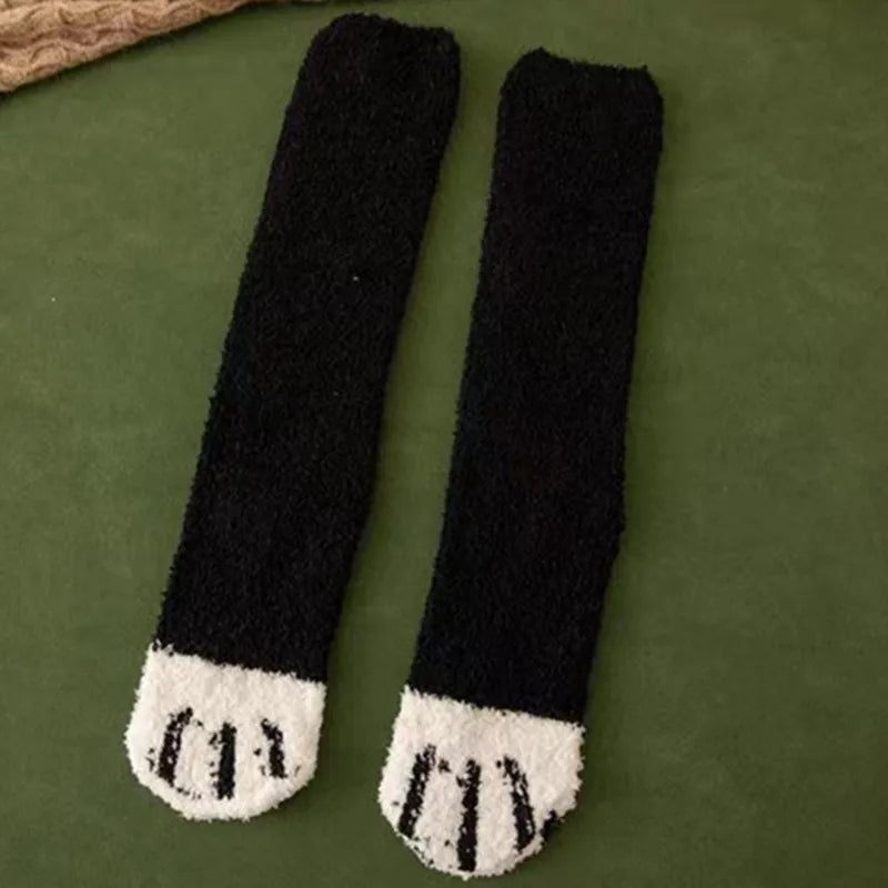 Warme Socken mit Katzenpfoten