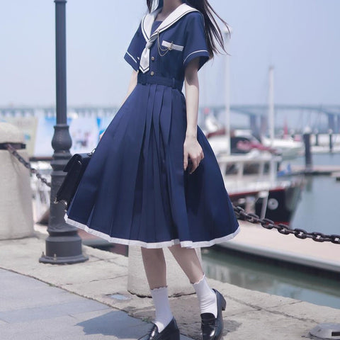 Japanisches Kleid mit Matrosenkragen