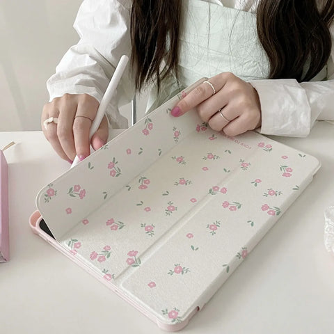 Bonita funda para iPad con diseño de flores blancas