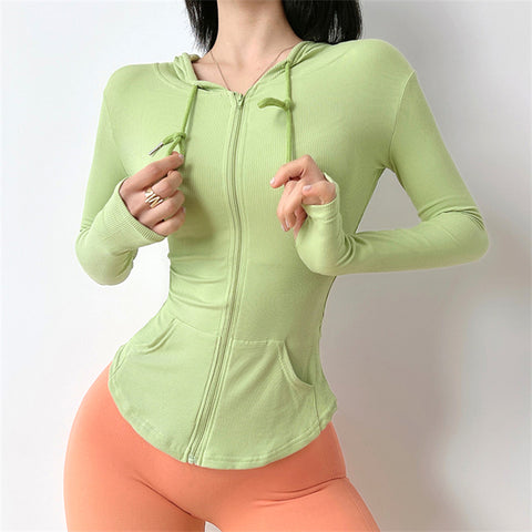 Camiseta de yoga y fitness para mujer con capucha ajustada