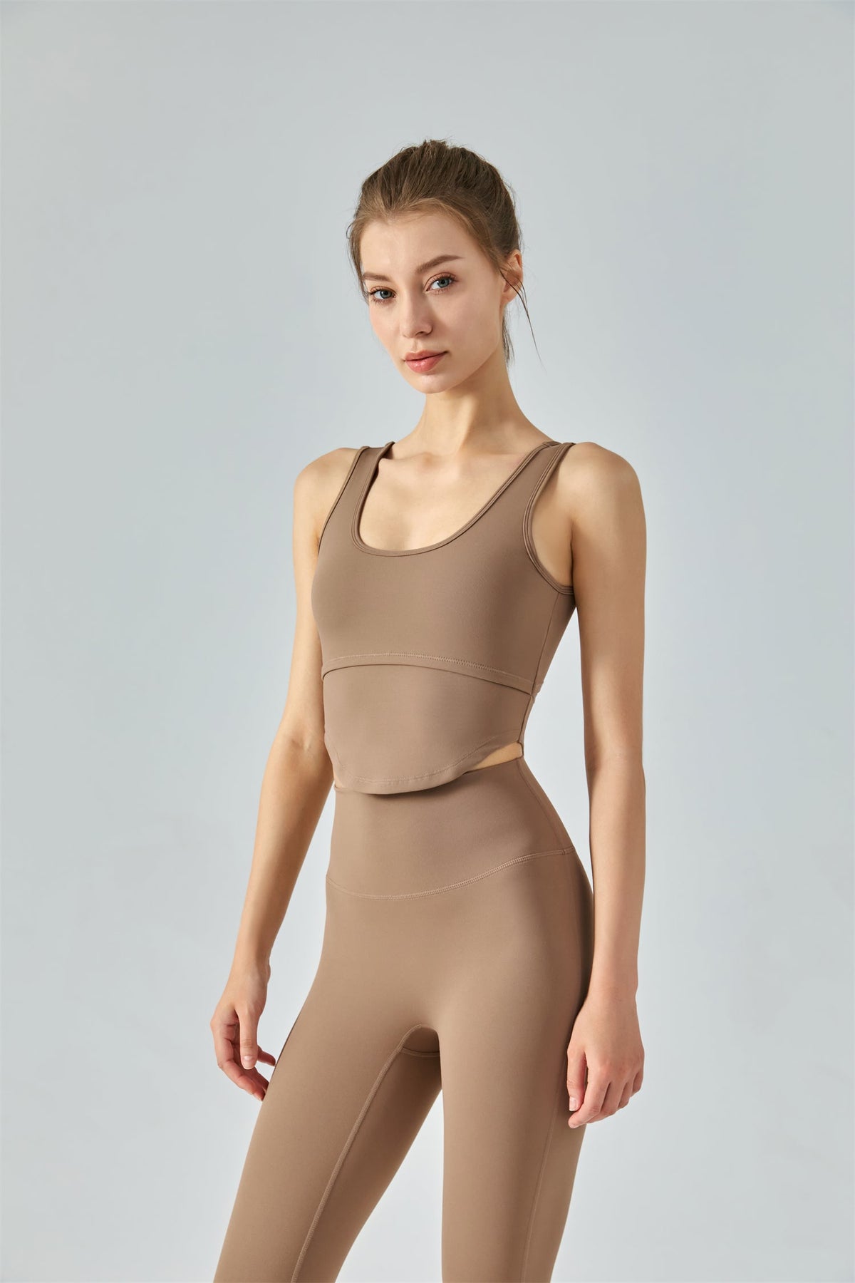 Rückenfreies Yoga-Tanktop mit U-Ausschnitt und Cut-Out