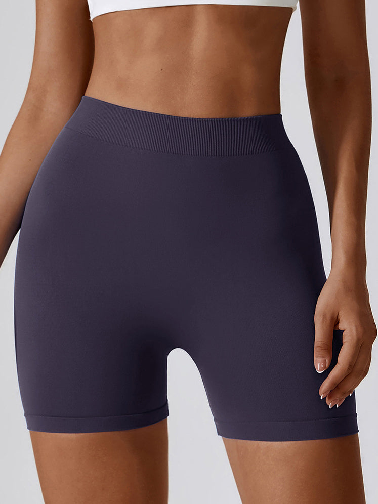 Nahtlose Shorts mit V-Ausschnitt hinten 