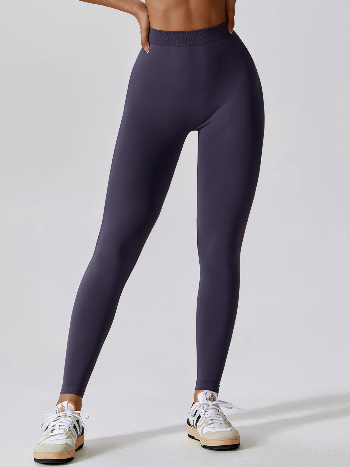 Nahtlose Leggings mit V-Ausschnitt hinten 