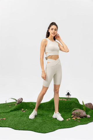 Set aus überkreuztem, geschnürtem Workout-Tanktop und Shorts