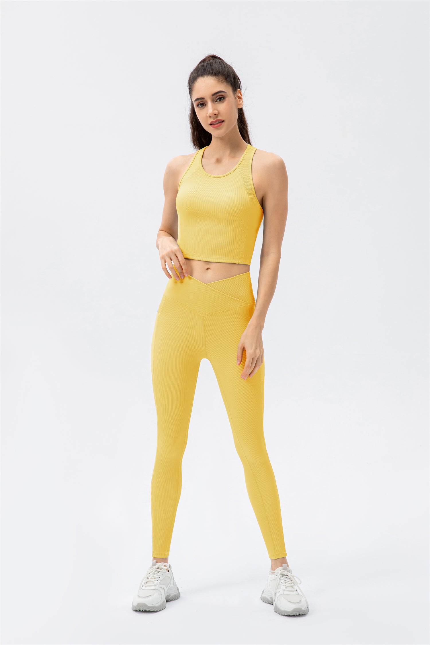 Set aus kurzem Tanktop und überkreuzten Leggings