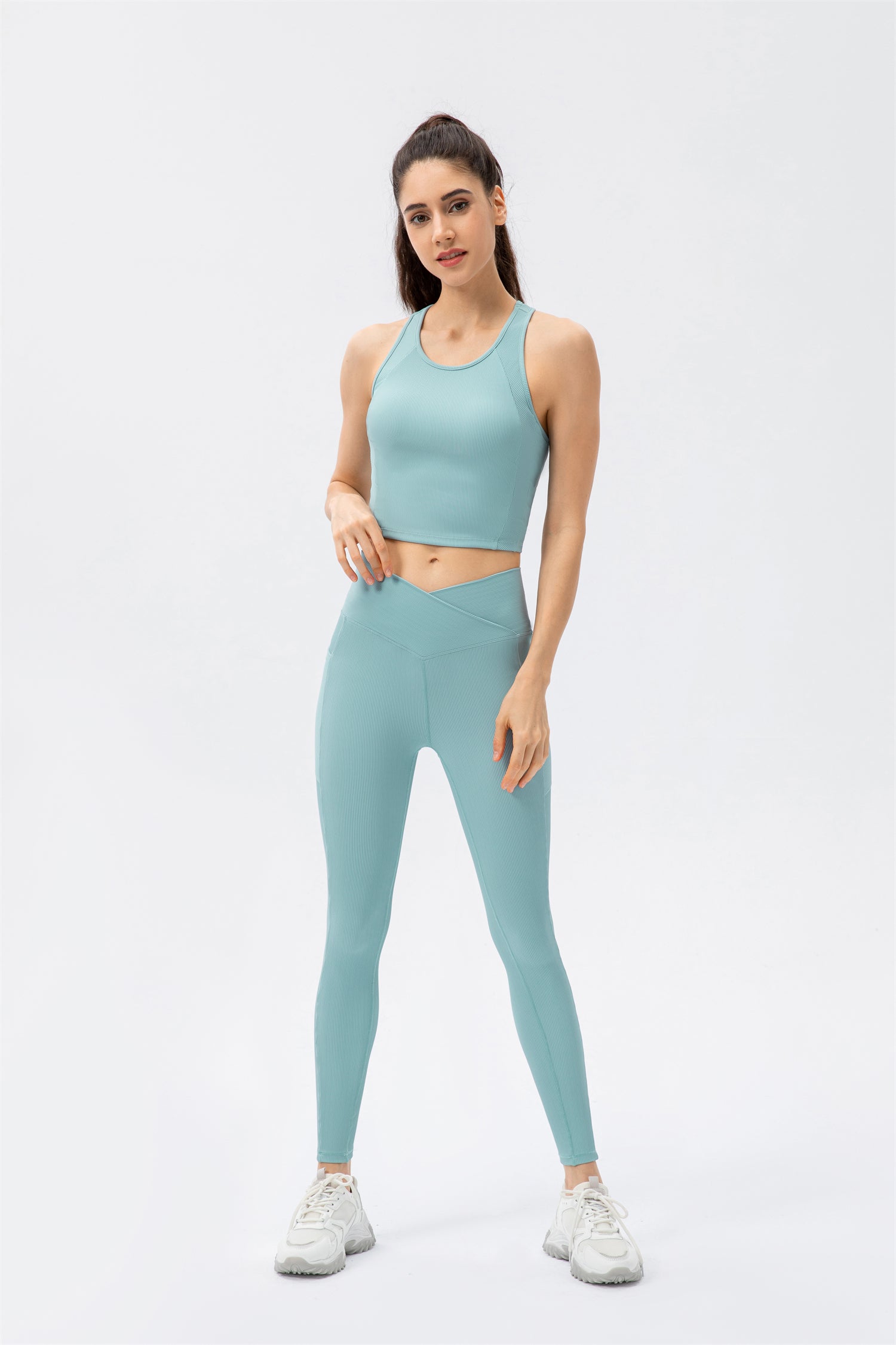 Set aus kurzem Tanktop und überkreuzten Leggings