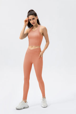 Set aus kurzem Tanktop und überkreuzten Leggings