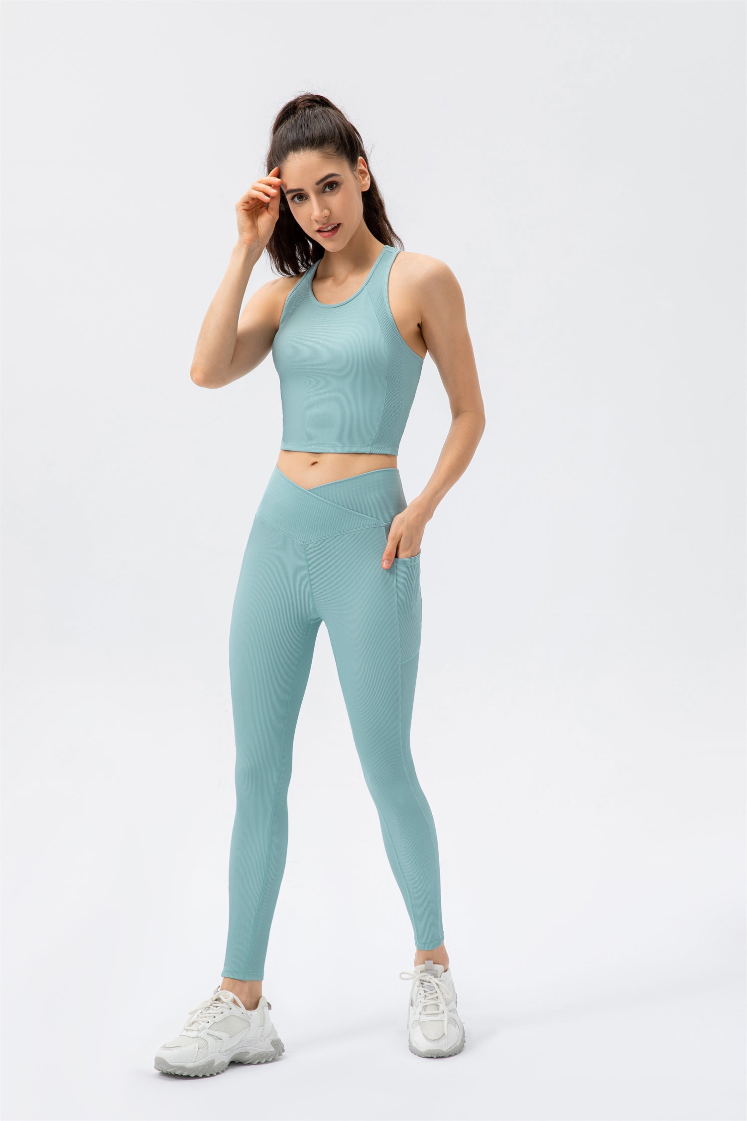 Set aus kurzem Tanktop und überkreuzten Leggings