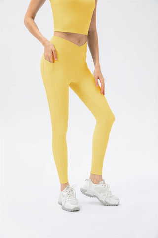 Set aus kurzem Tanktop und überkreuzten Leggings