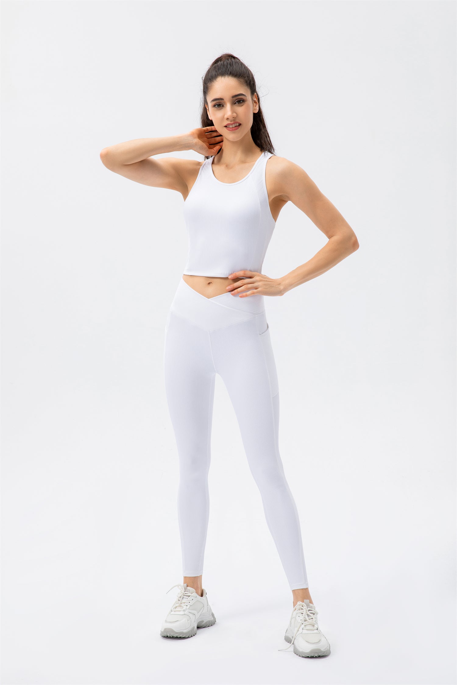 Set aus kurzem Tanktop und überkreuzten Leggings