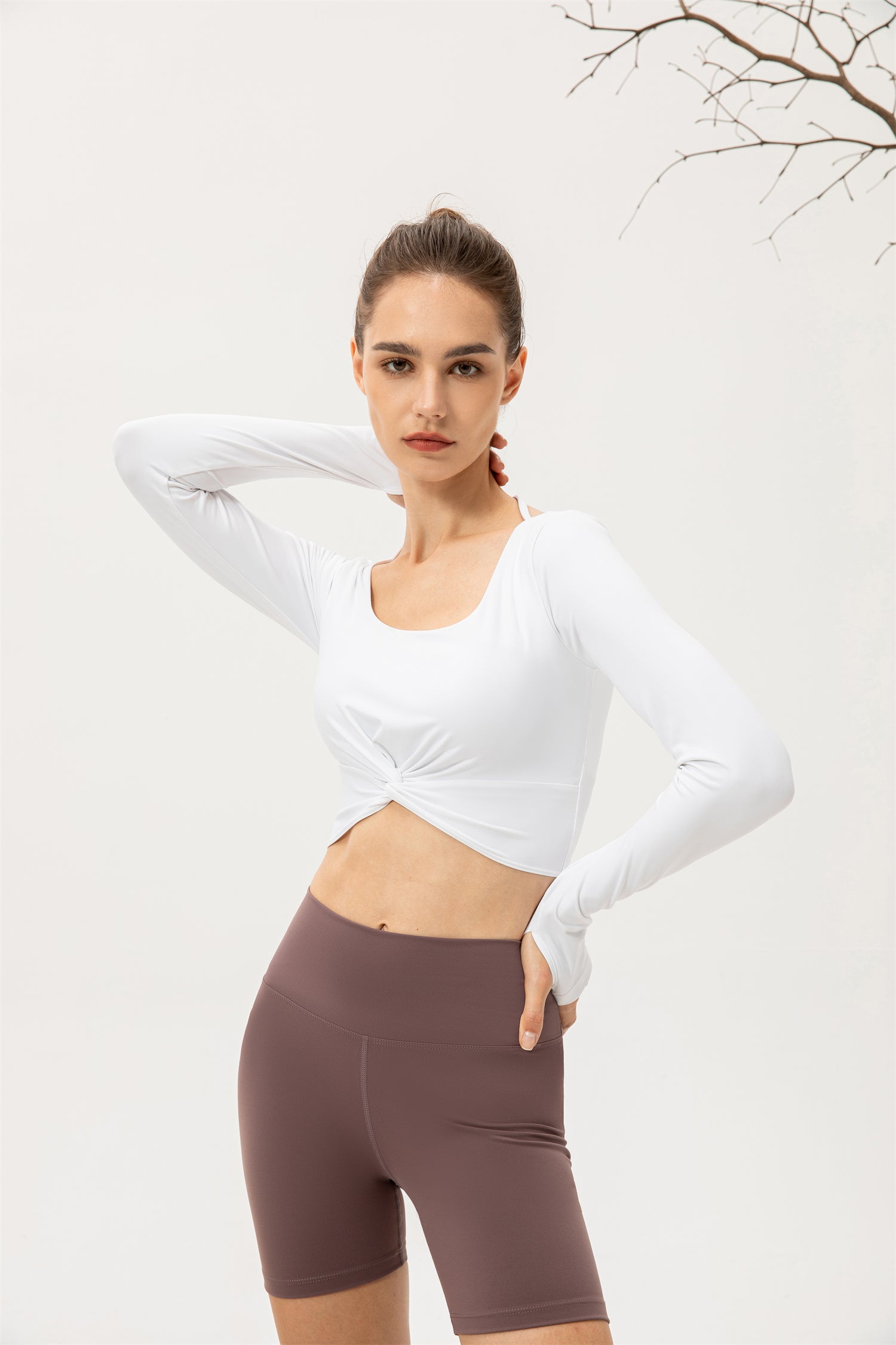 Kurzes Sporttop mit Daumenloch und gedrehtem Saum