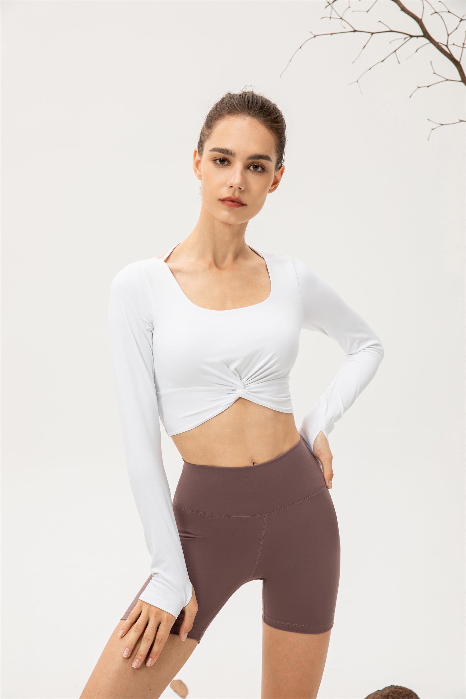 Kurzes Sporttop mit Daumenloch und gedrehtem Saum