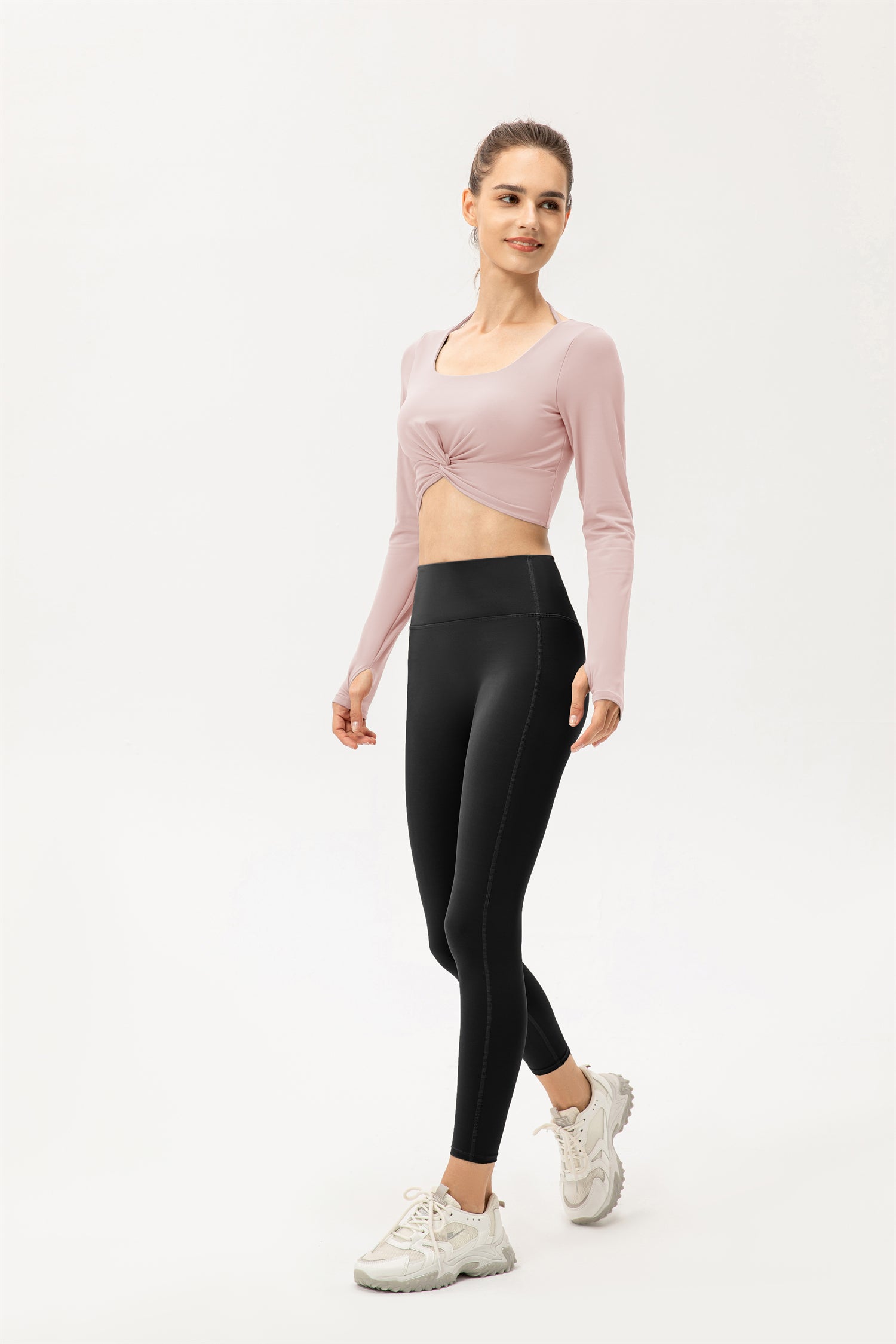 Kurzes Sporttop mit Daumenloch und gedrehtem Saum