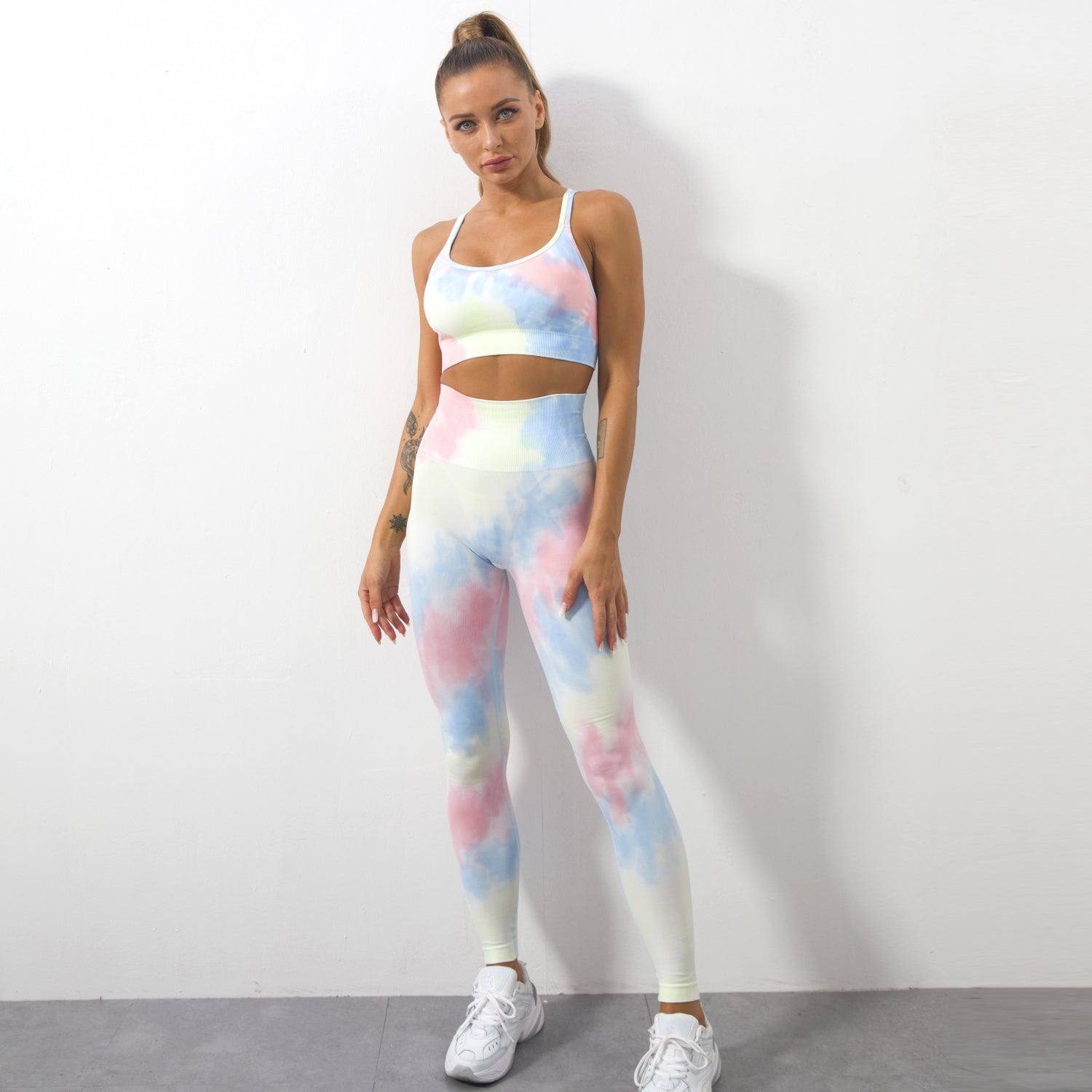 Sport-BH und Leggings im Batik-Look