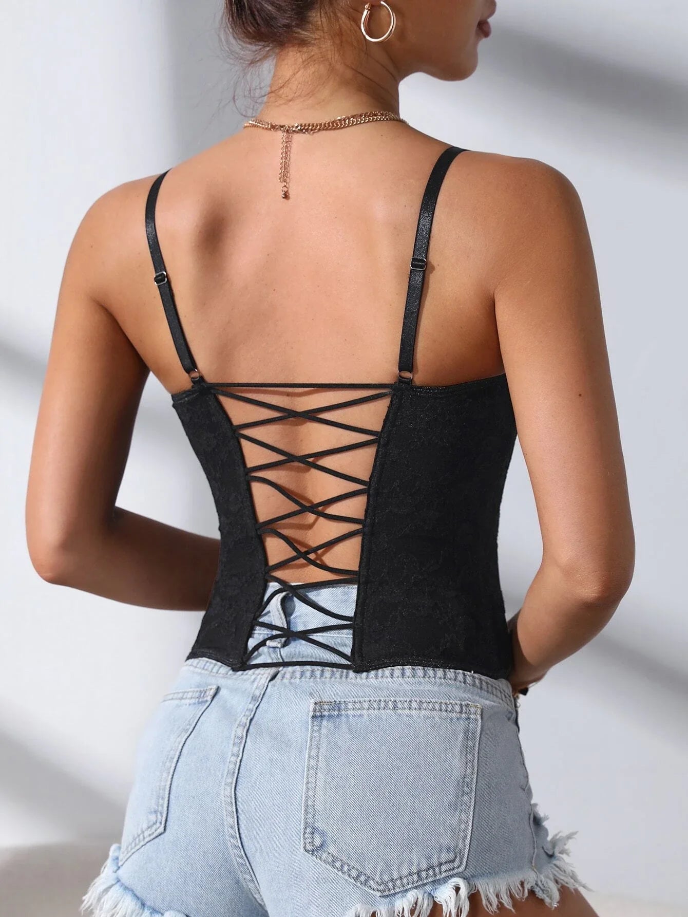 Korsett-Camisole mit Haken- und Ösenbesatz und Spitzenbesatz