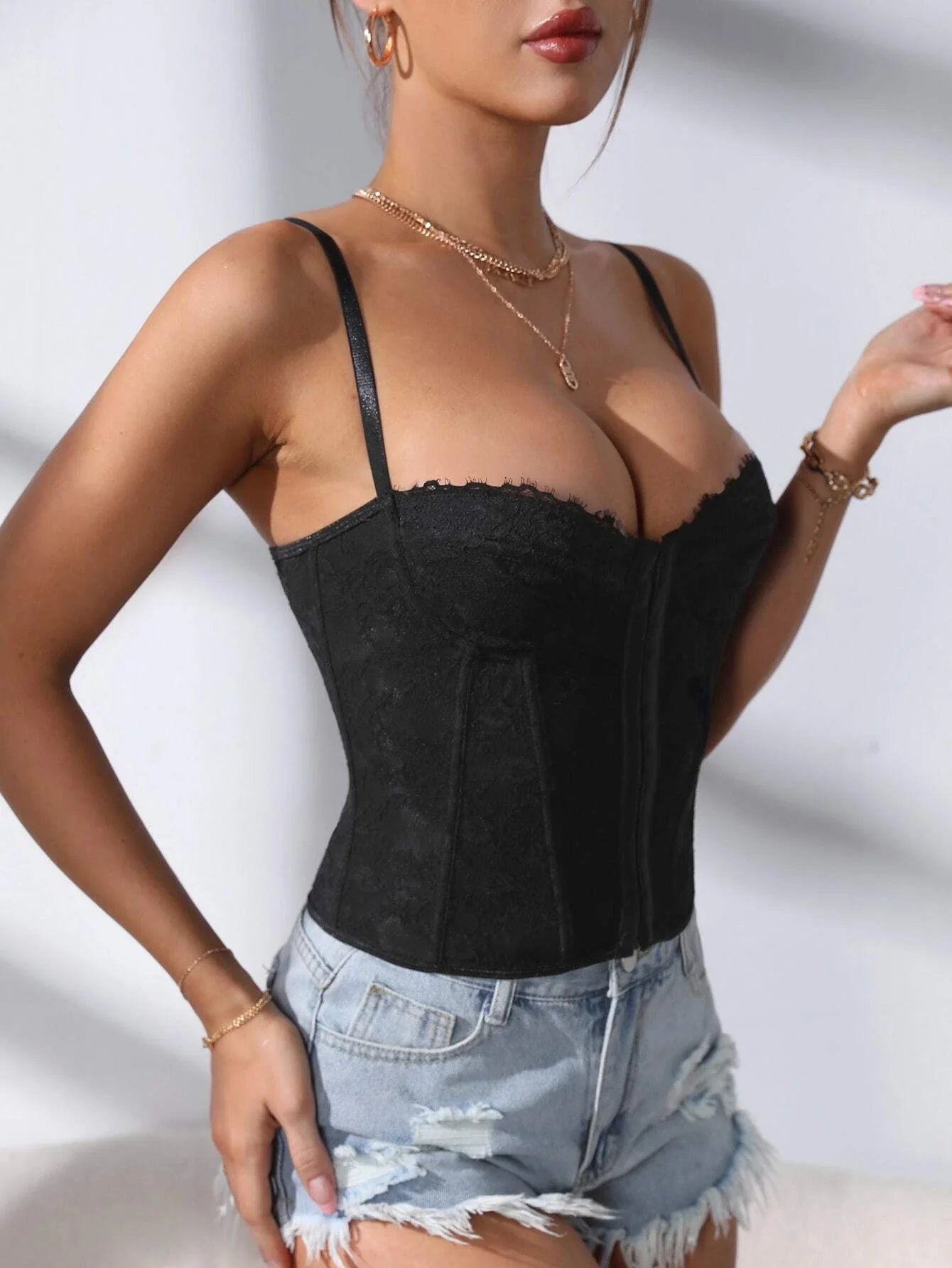 Korsett-Camisole mit Haken- und Ösenbesatz und Spitzenbesatz