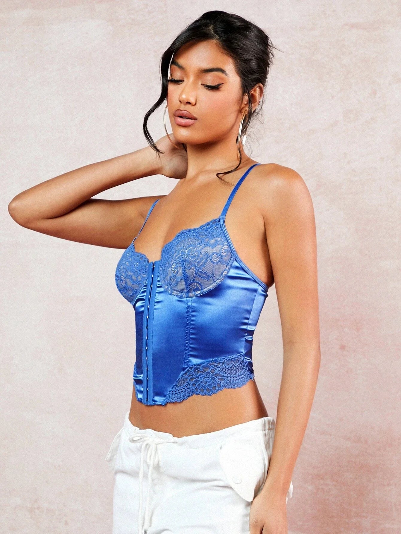 Top de tirantes con bustier de encaje