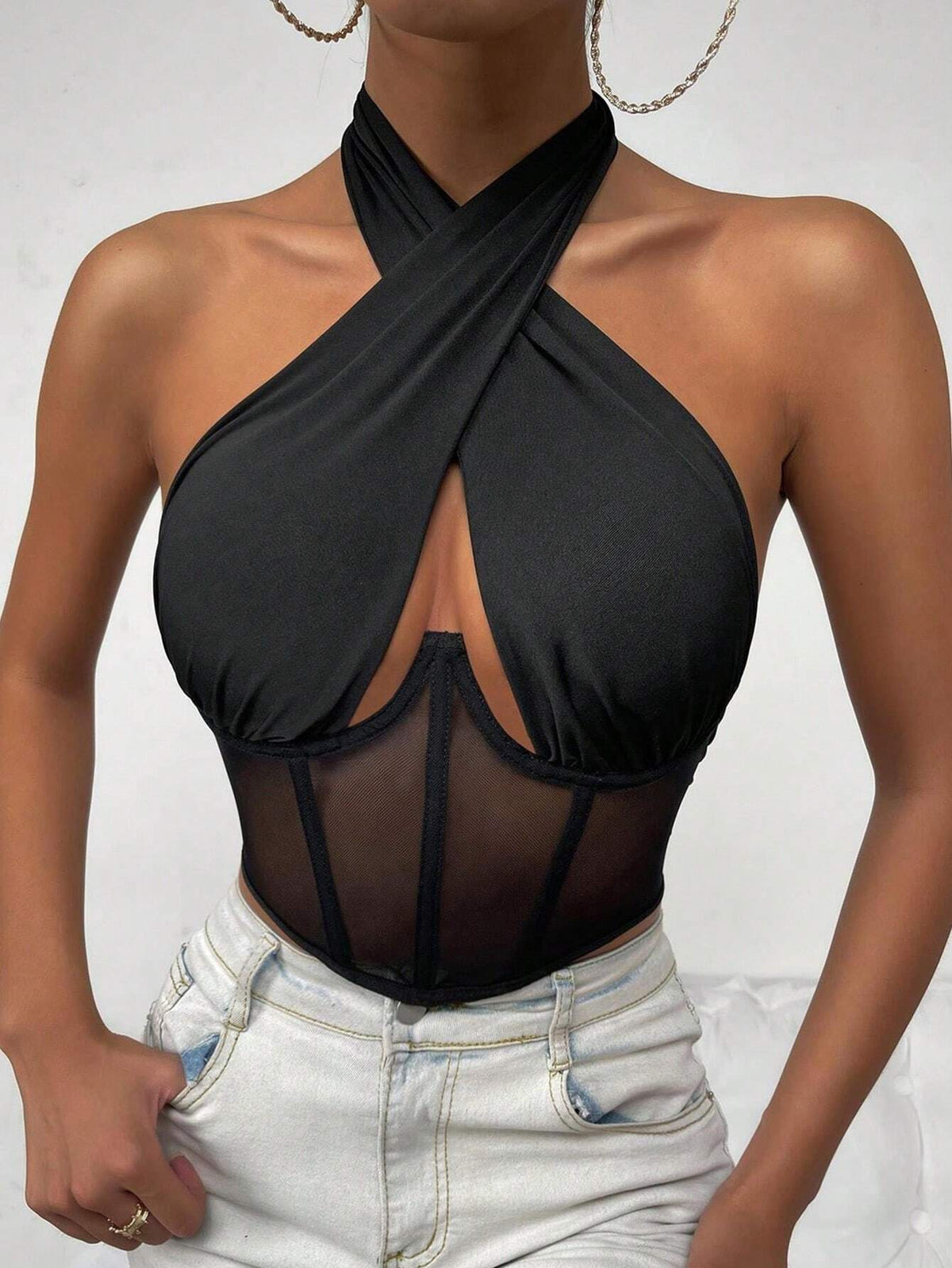 Top tipo corsé con escote halter y inserción de malla