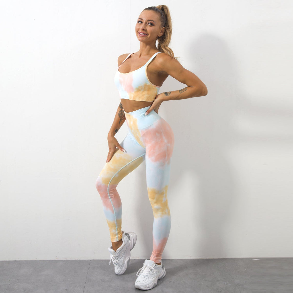 Sport-BH und Leggings im Batik-Look