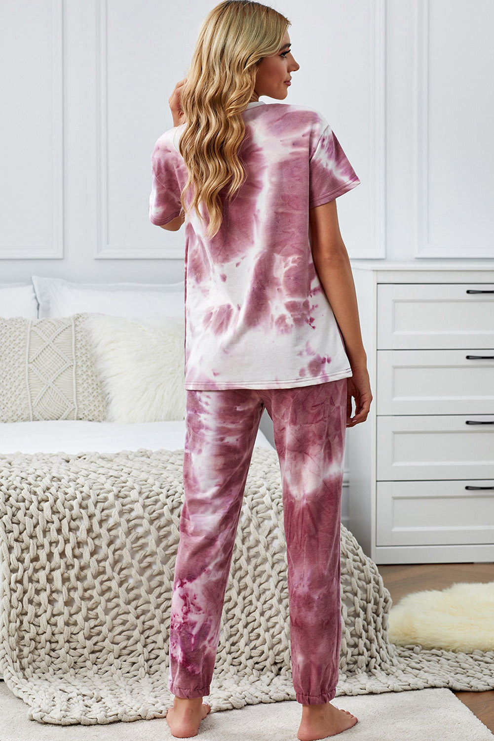 Loungewear-Set mit kurzärmligen Oberteilen und Hosen im Batik-Print