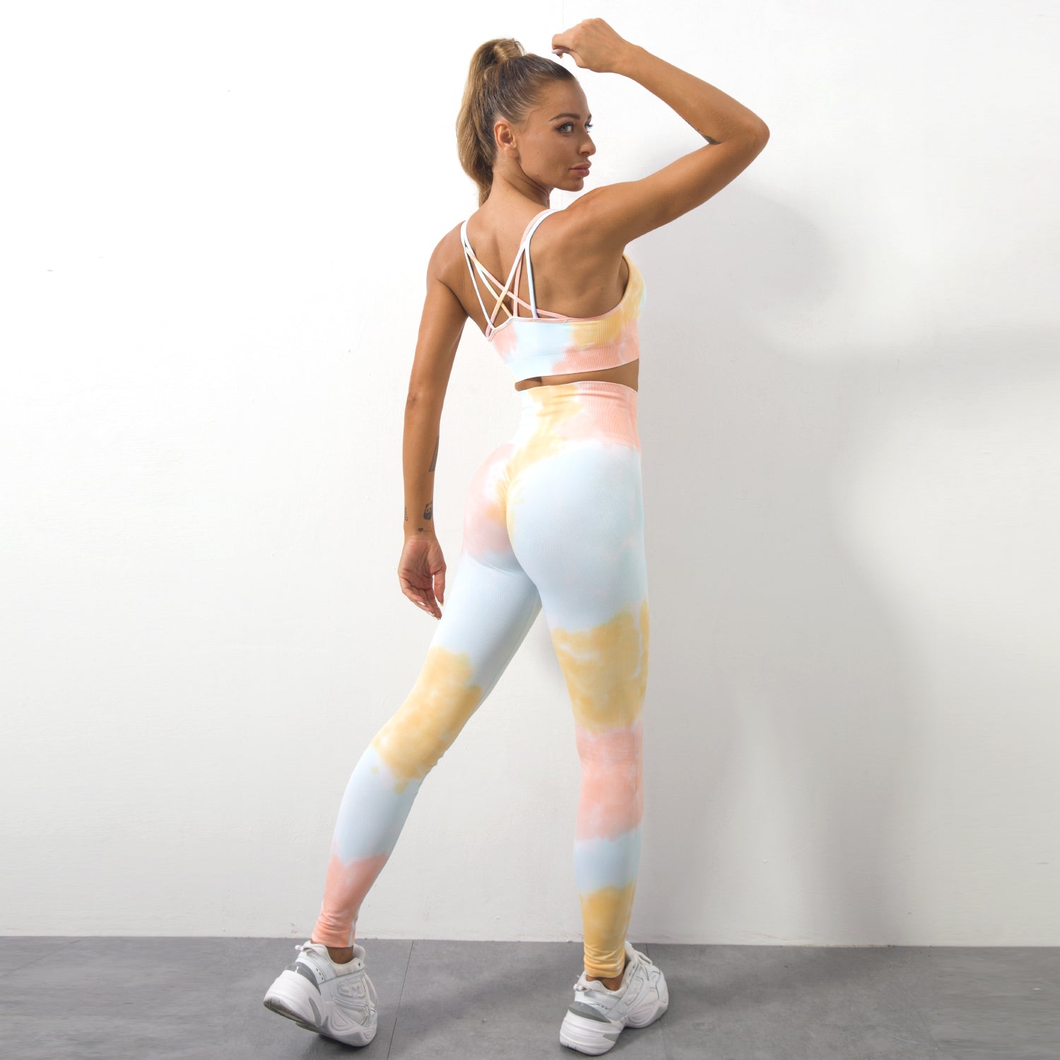 Sport-BH und Leggings im Batik-Look