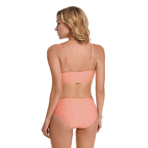 Conjunto de bikini de dos piezas de color rosa con forma de triángulo