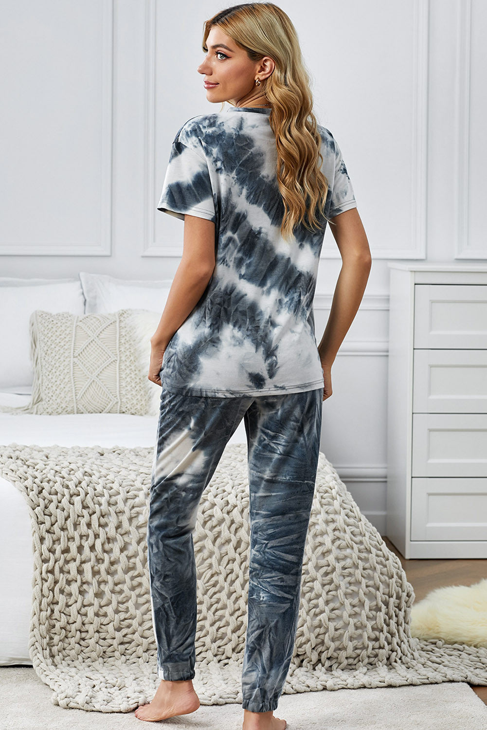 Loungewear-Set mit kurzärmligen Oberteilen und Hosen im Batik-Print