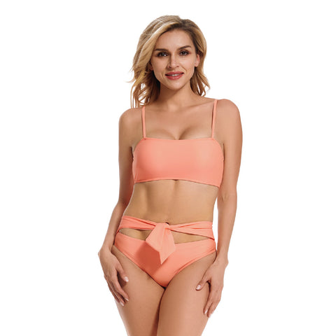 Conjunto de bikini de dos piezas de color rosa con forma de triángulo