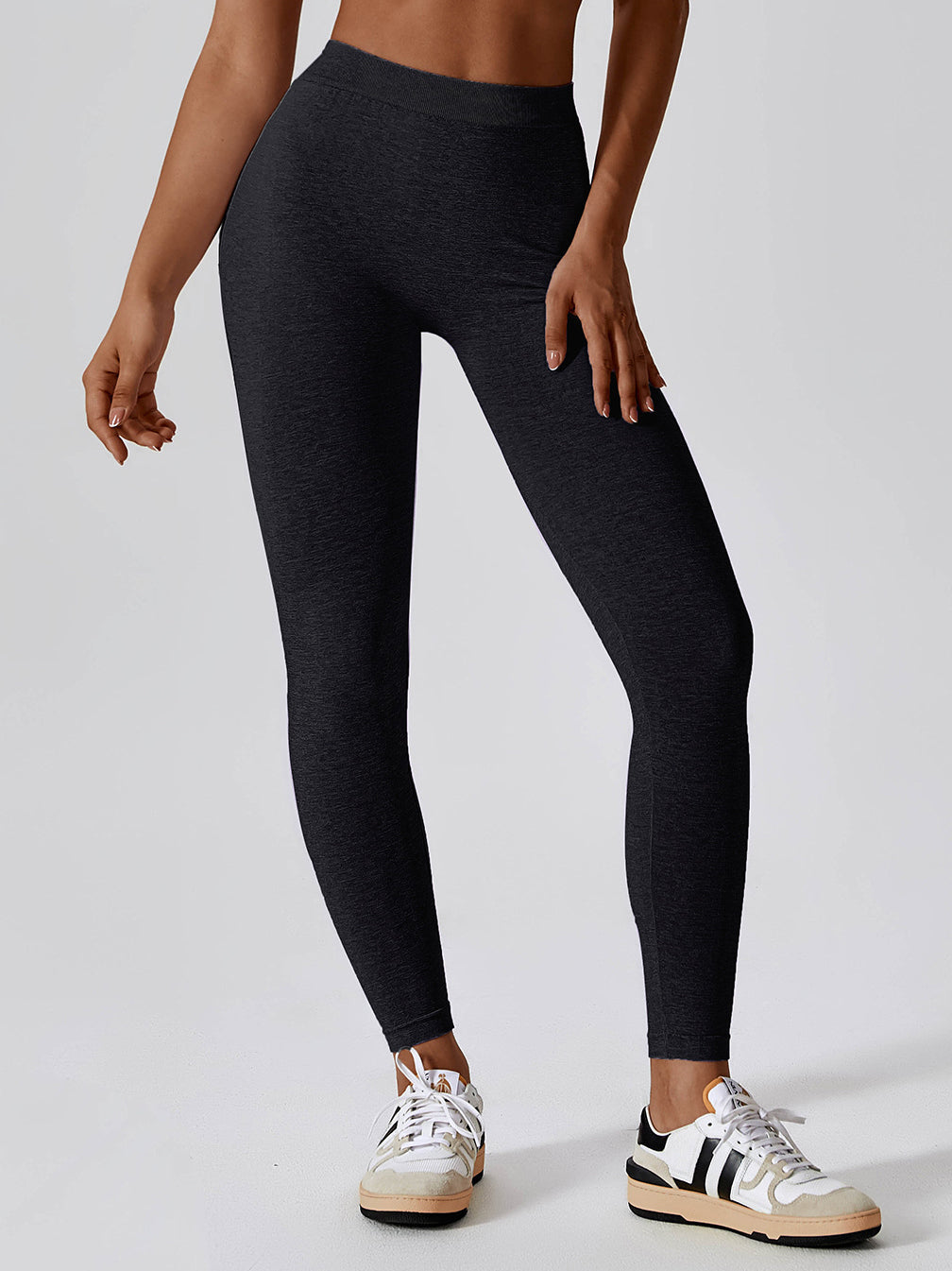 Nahtlose Leggings mit V-Ausschnitt und melierter Rückseite 